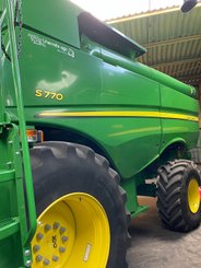 Moissonneuse batteuse John Deere S 770  - 2
