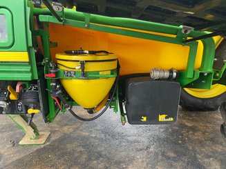 Pulvérisateur traîné John Deere R 944 - 7