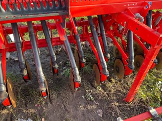 Semoir en ligne conventionnel Kuhn Integra 3003 - 4