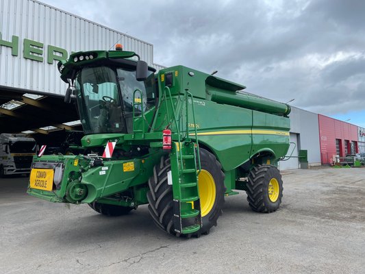 Moissonneuse batteuse John Deere S 780   - 1