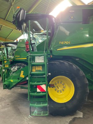 Moissonneuse batteuse John Deere T 670 - 1