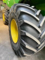 Moissonneuse batteuse John Deere S 690 - 6