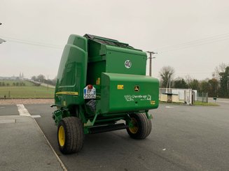 Presse à balles rondes John Deere 864 - 2