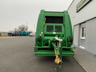 Presse à balles rondes John Deere 864 - 1